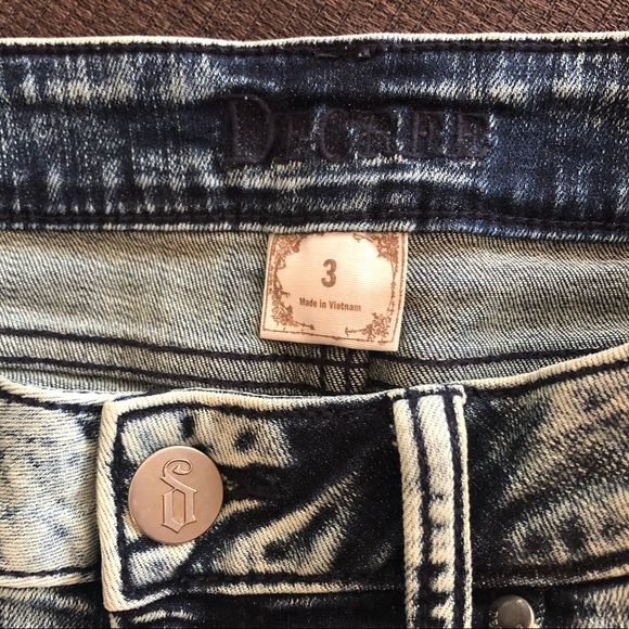 Distressed acid wash stretchy jean shorts - Picture 3 of 6